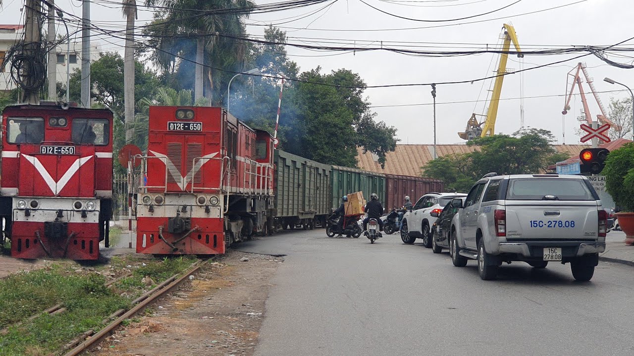 D12E-650 kéo tàu hàng khu đoạn cảng Hoàng Diệu