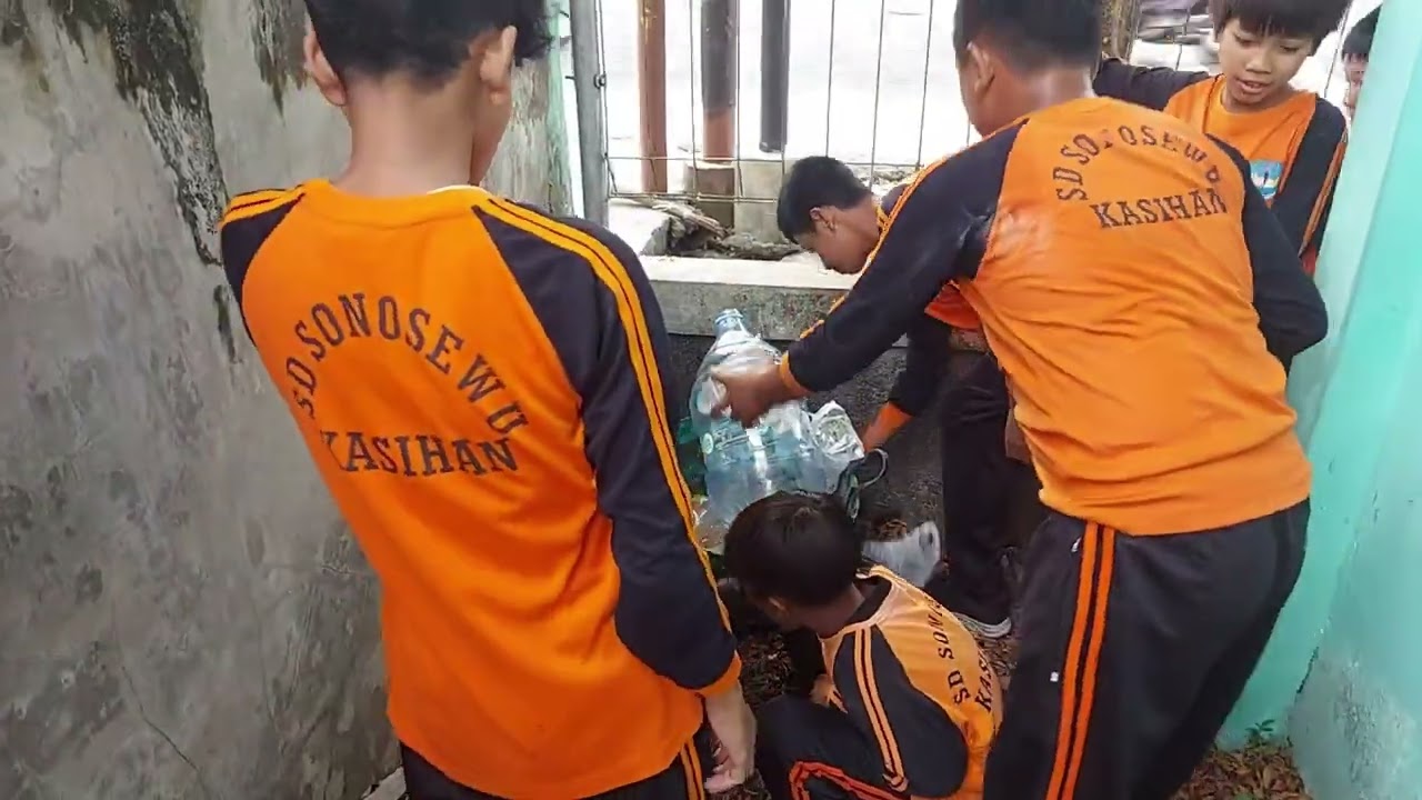 WORLD CLEANUP DAY SD NEGERI SONOSEWU