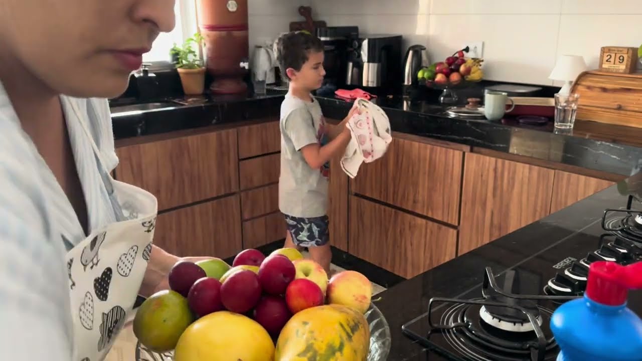 Vlog dona de casa, mãe e esposa limpando a casa 