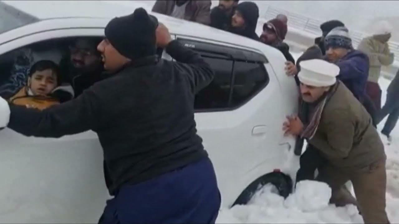 Cold kills 22 stuck in cars in heavy snow at Pakistan resort
