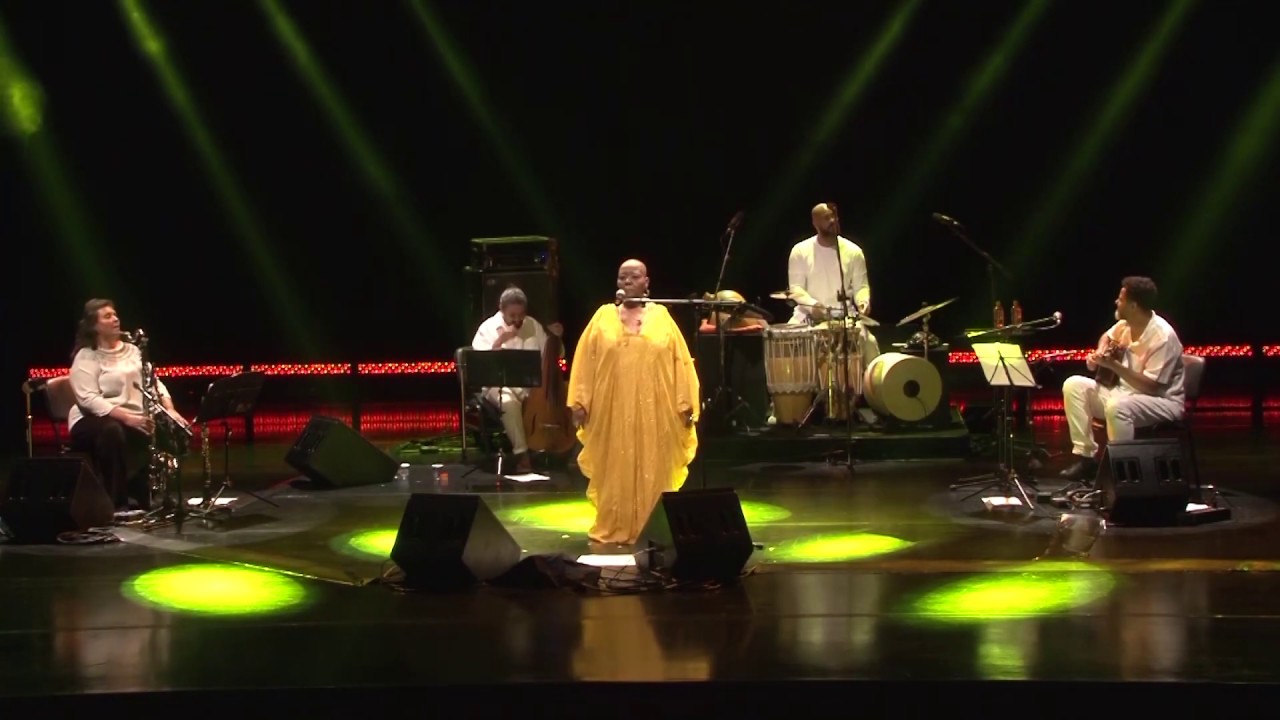 Virgínia Rodrigues - Vedete da Favela (Maria Carolina de Jesus)