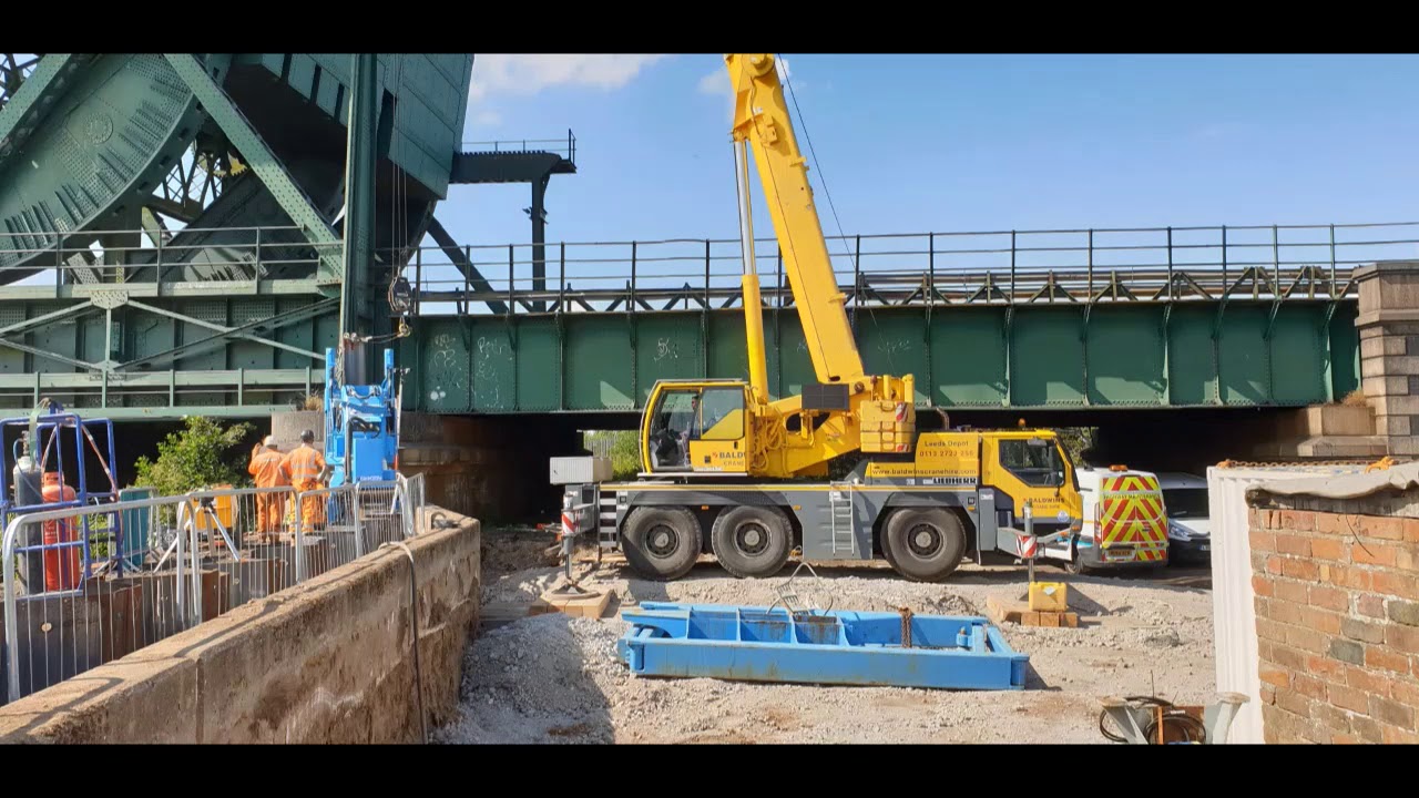 Giken F301 silent piler installing 18 m long single Z piles at Lincolnshire Lakes