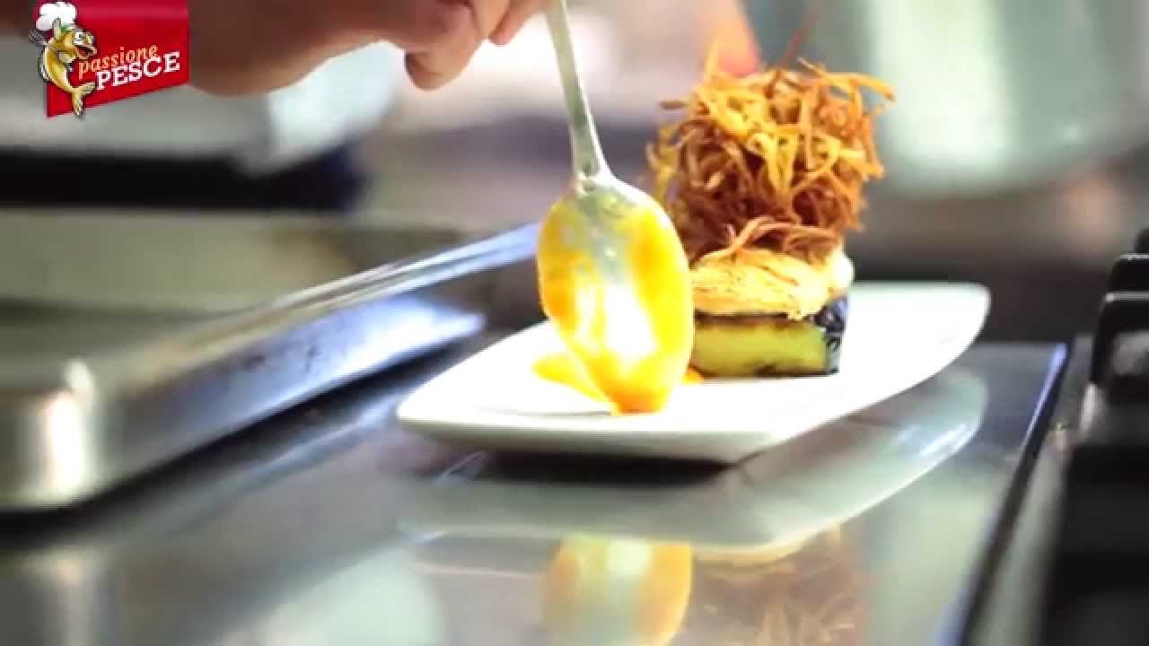 Ricetta, trancio di spigola con zoccolo di melanzana, vellutata di pomodoro e patate spinosine