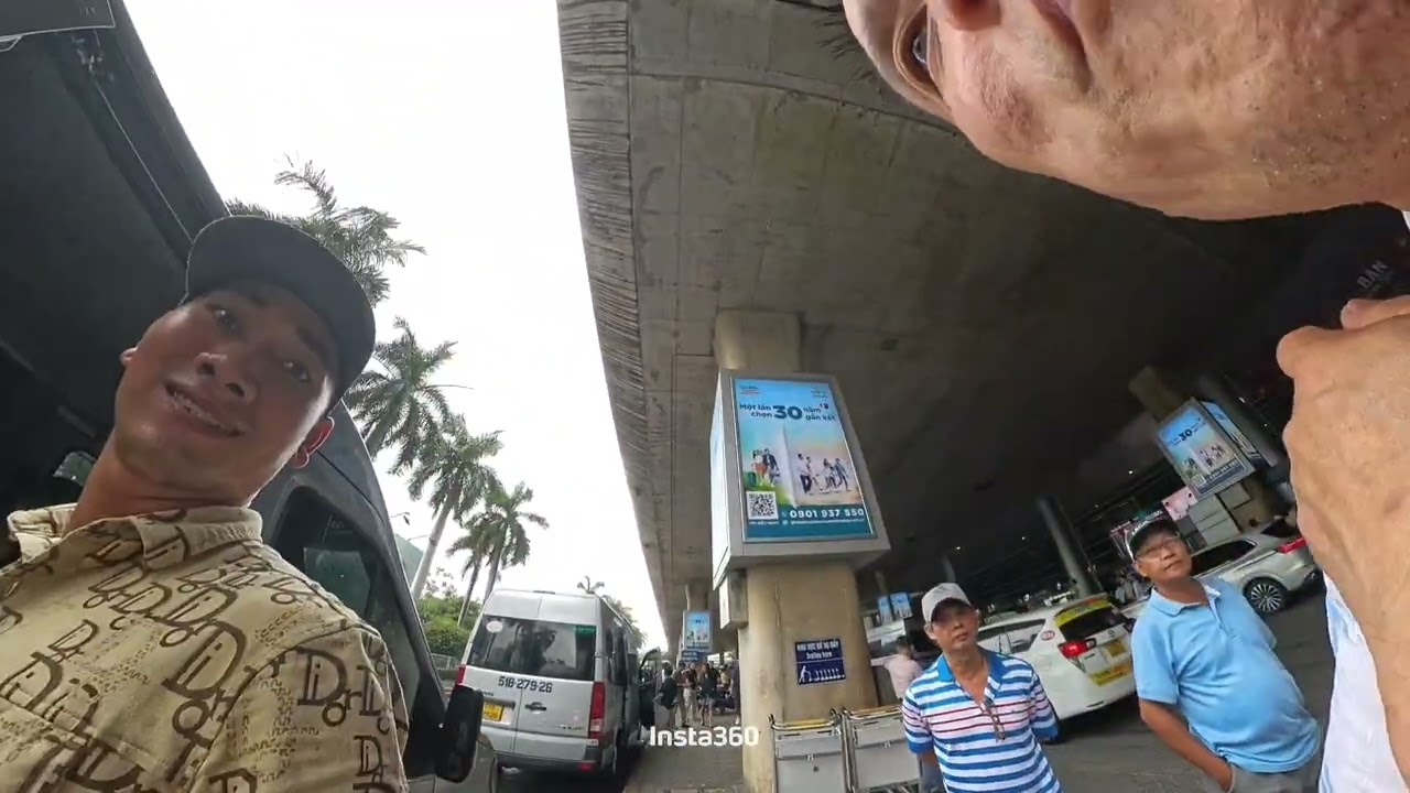 Mình về tới sân bay tân sơn nhất. 