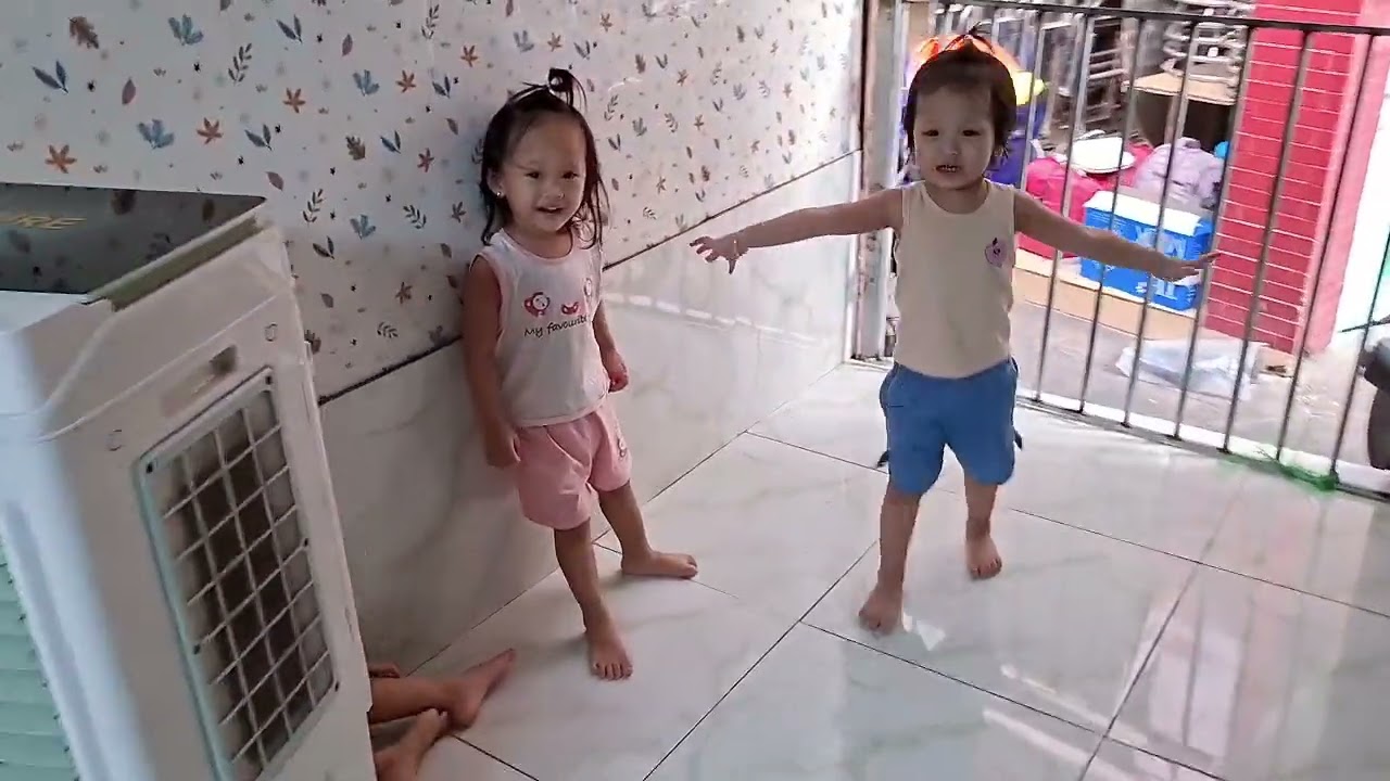 Chị em sinh ba về quê nội 