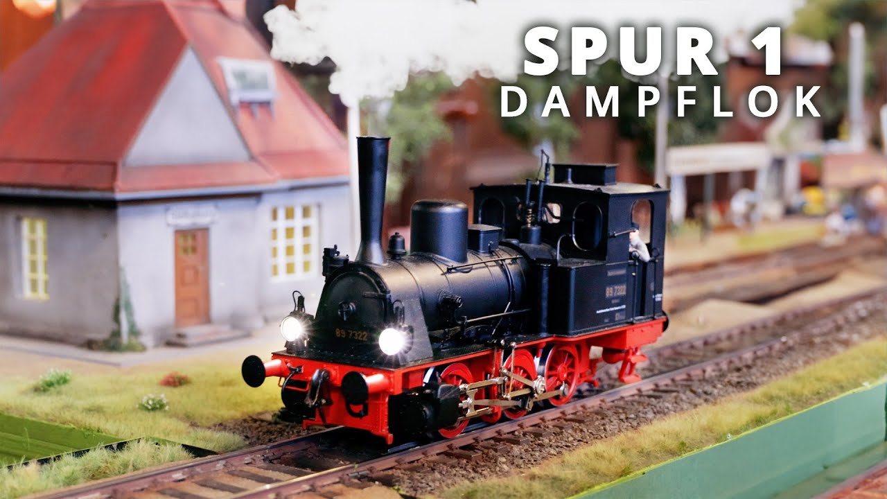 unterwegs bei der Spur 1 Modellbahn mit dampfender Dampflok