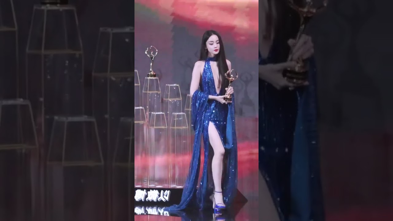 Gulnazar's Twitter night, the stars on stage to accept the award. #Gulnazar 娜扎微博之夜内场，星光熠熠上台拿奖。#古力娜扎