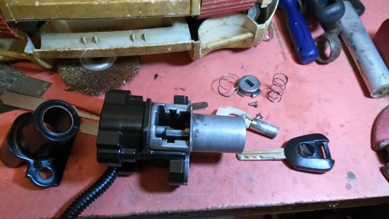 Como desmontar ignição cb 500x cb 500f cbr 500f cb 650f cbr 650f cb 1000 para fazer o conserto