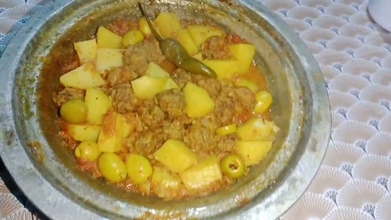 خوتي العزاز شاركت معكم الطاجين بالكفته وبطيطه والشطون 😋😋😋😋👍👍👍🤲🤲🥀💐🌄🍅🌶️