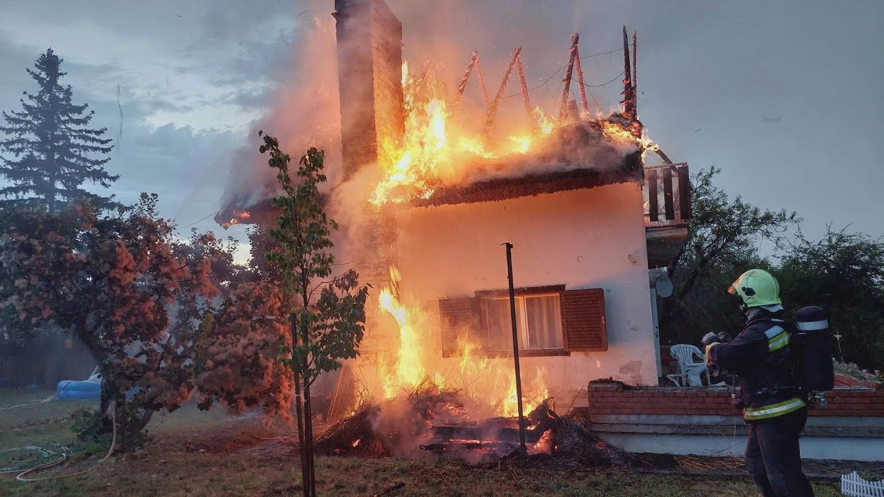 Villámcsapástól égett ki a ház a Balaton utcában