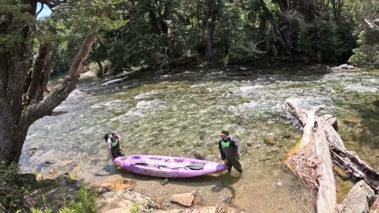 Lago hermoso. Pesca y amigos