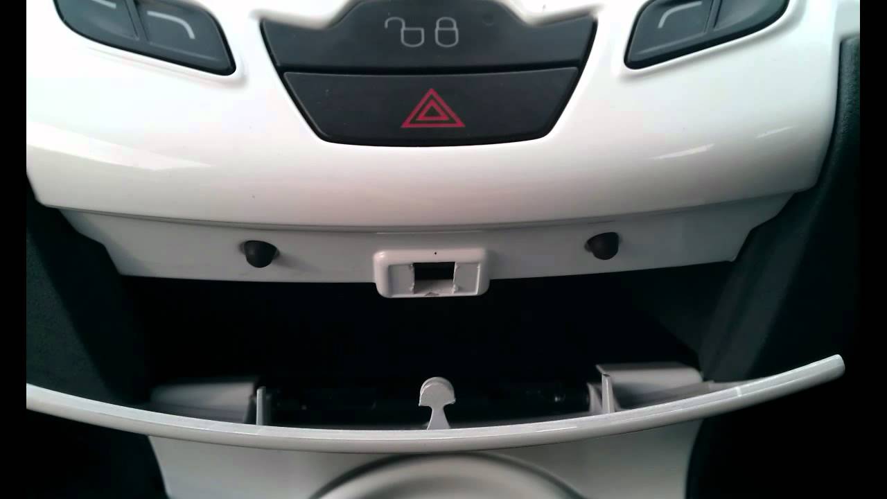 Ford Fiesta Mk7 (2008-2012) Interior Plastics Removal