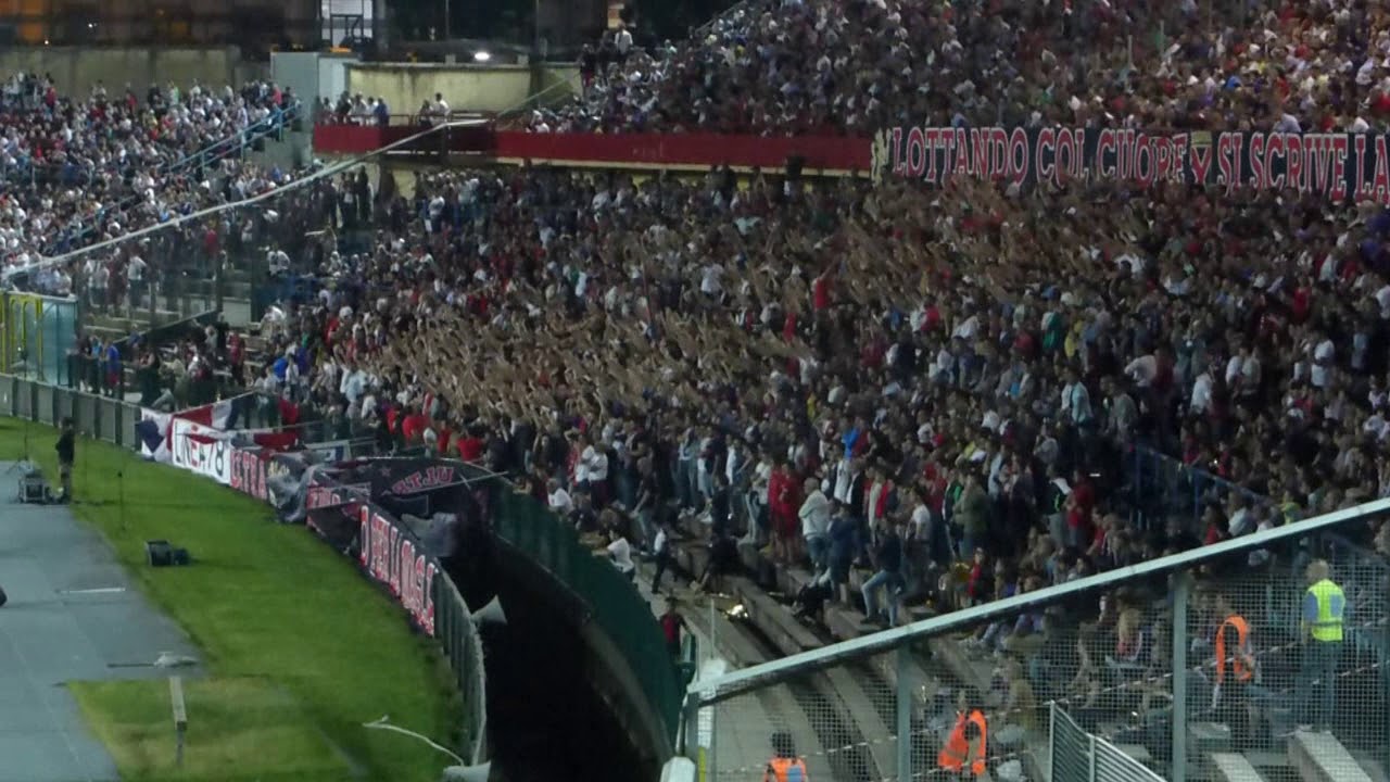 Cosenza - FC Südtirol 2-0: Tifo Tribuna A