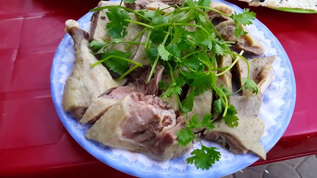 Eating Vietnamese duck   กินแปลกยำเครื่องในเป็ดเวียดนาม อร่อยสะใจ