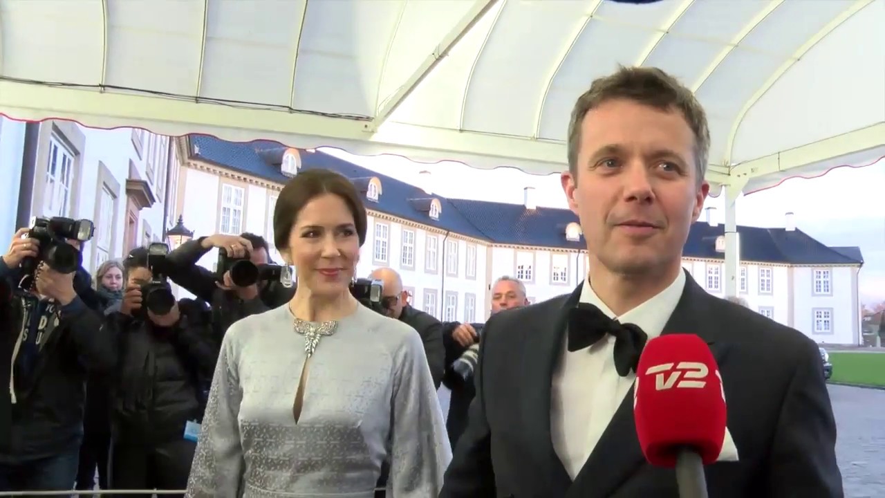 Kongelig ankomst ved dronning Margrethes fest på Fredensborg slot