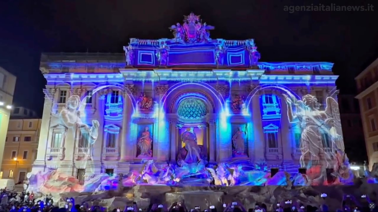 LO SPETTACOLO DELLA FONTANA DI TREVI ILLUMINATA IN OCCASIONE DEGLI INTERNAZIONALI DI TENNIS