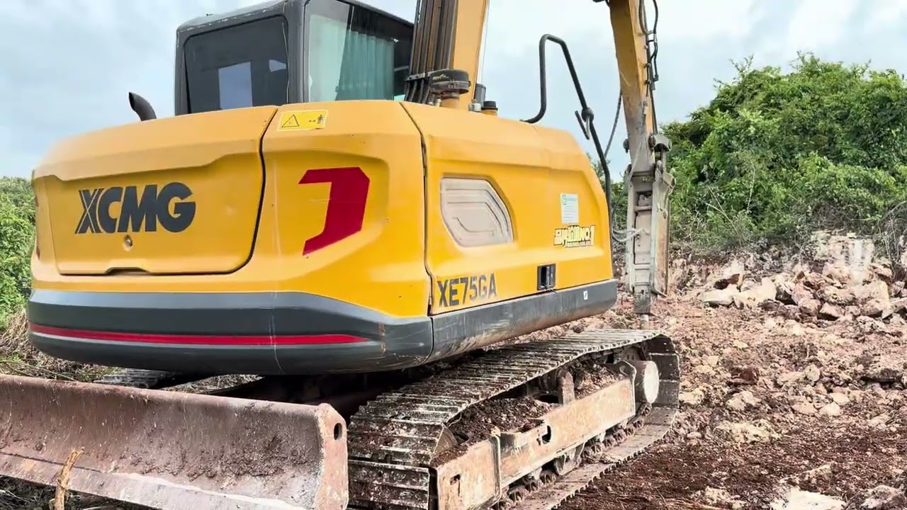 Dahsyat! Aksi Excavator XCMG Pakai Breaker Hancurkan Batu Keras