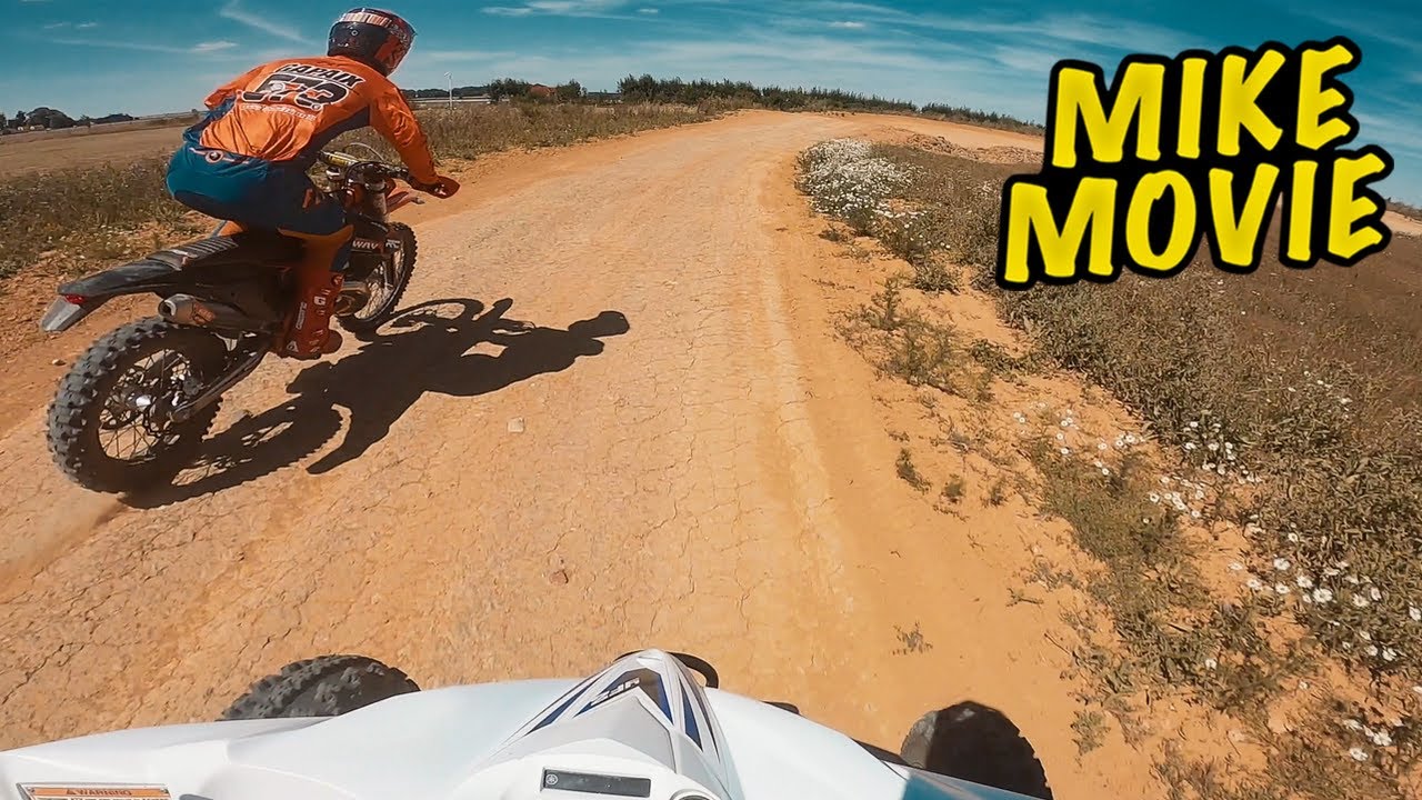 Quad vs Moto sur le Circuit Rapide à Univers Tout Terrain.