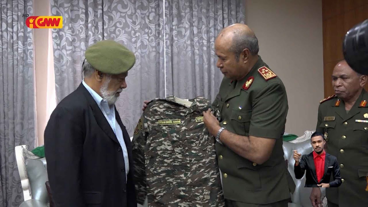 Xefe Estado Maior Forsa Armada entrega farda militár Xanana Gusmão