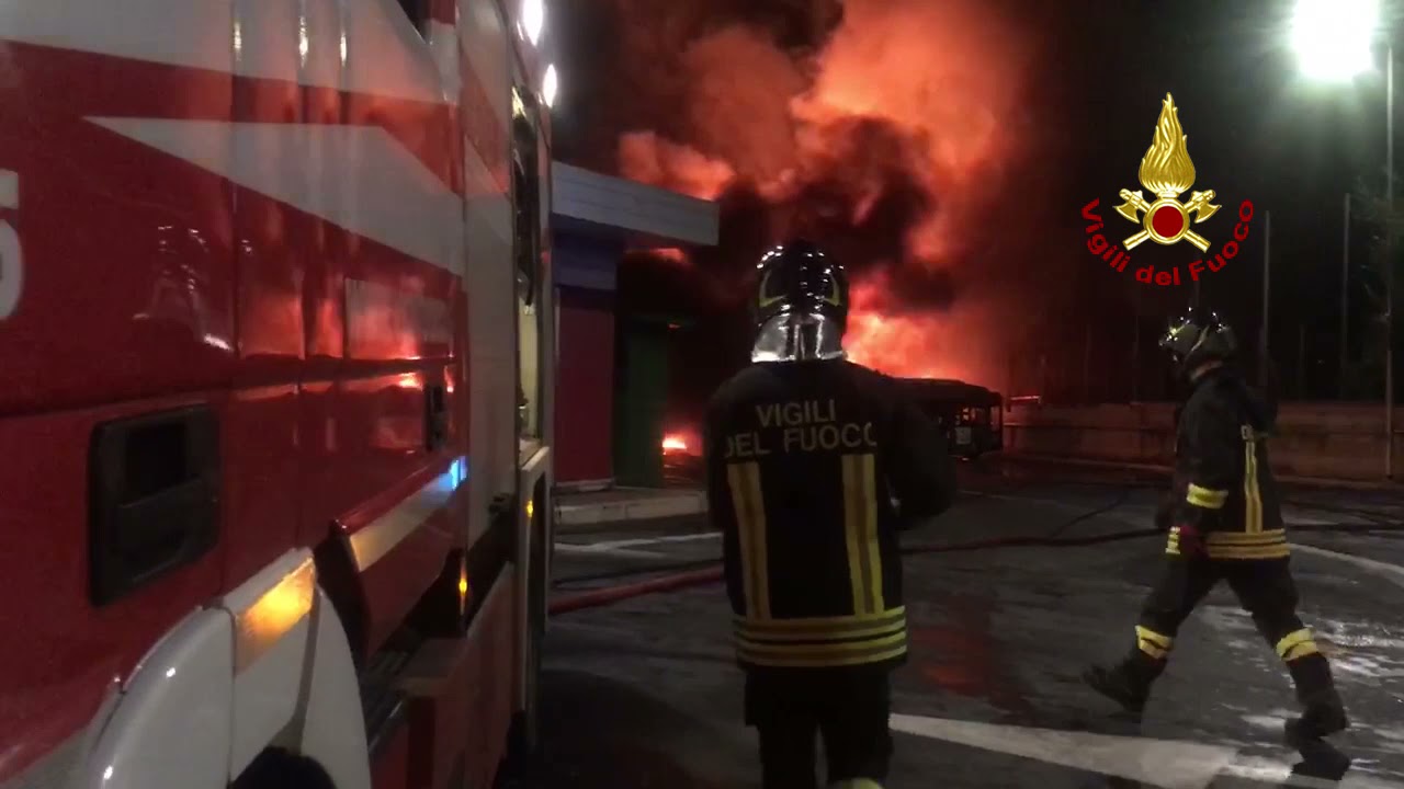 ROMA - INCENDIO DEPOSITO ATAC VIA PRENESTINA, DECINE DI AUTOBUS COINVOLTI