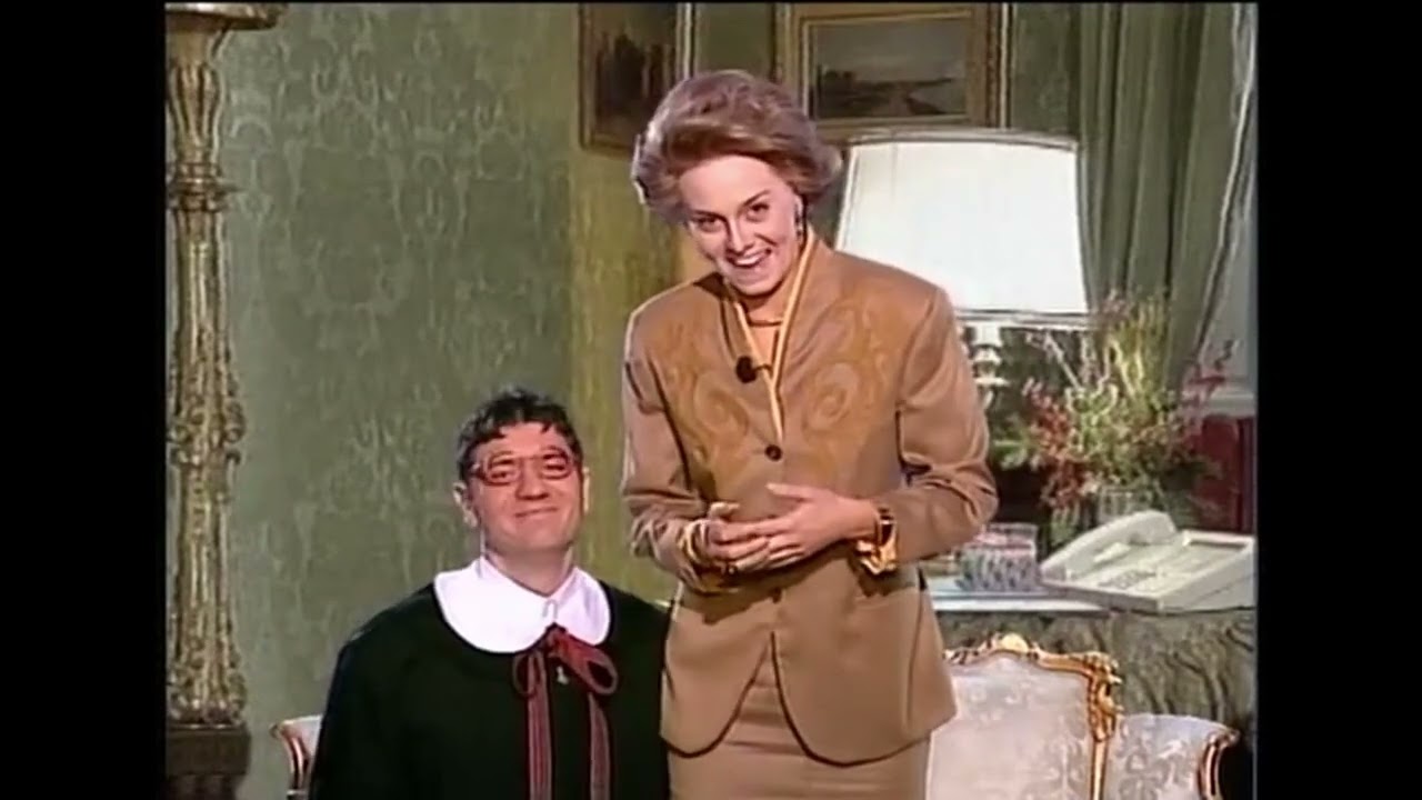 Letizia Moratti e il bimbo Maiuscolo - Mai dire Story 2