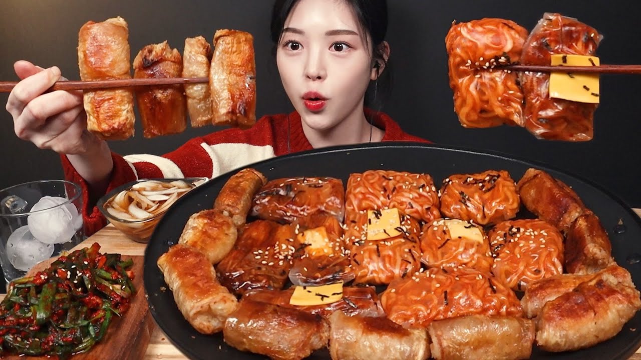SUB)역대급 바삭하게 구운 통대창 먹방! 불닭볶음면쌈 팽이버섯쌈까지🔥 6분만에 순삭하기🫣 Buldak Wrap & Beef Intestine Mukbang Asmr