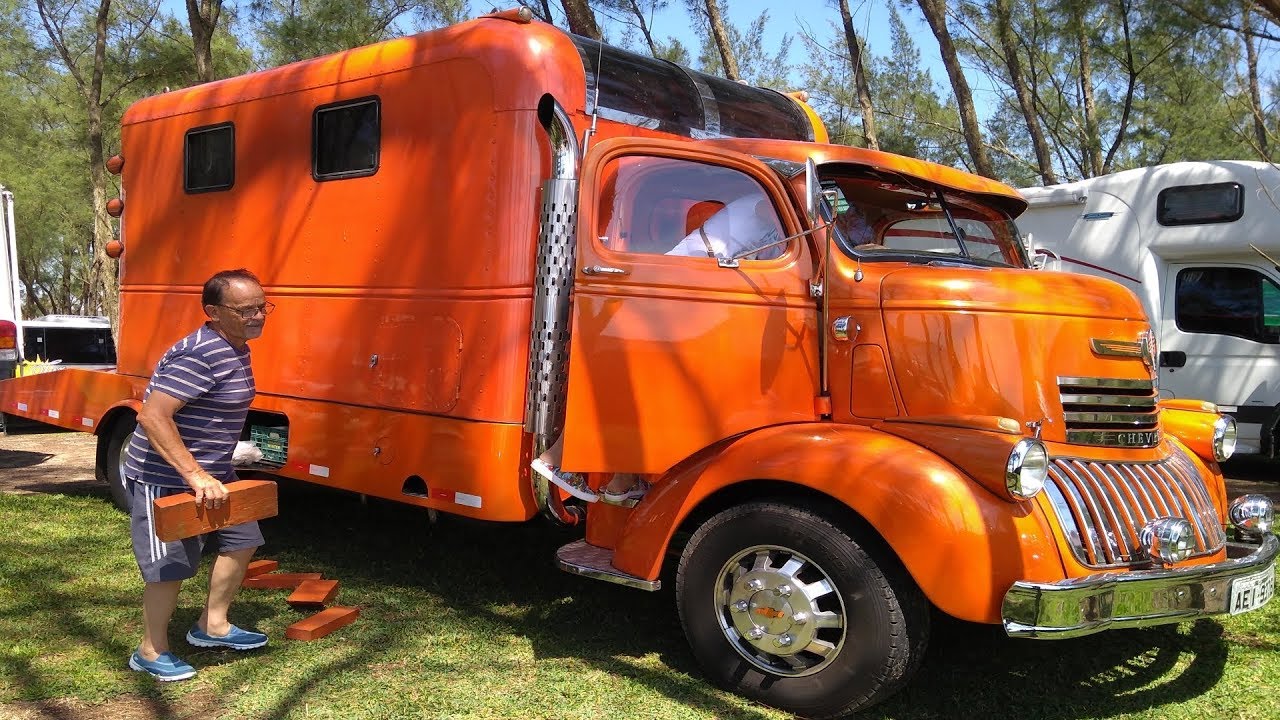 Caminhão GM Chevrolet COE 1946, Casa Intercambiável,  Montagem, 2017- Eneri E Rosi.