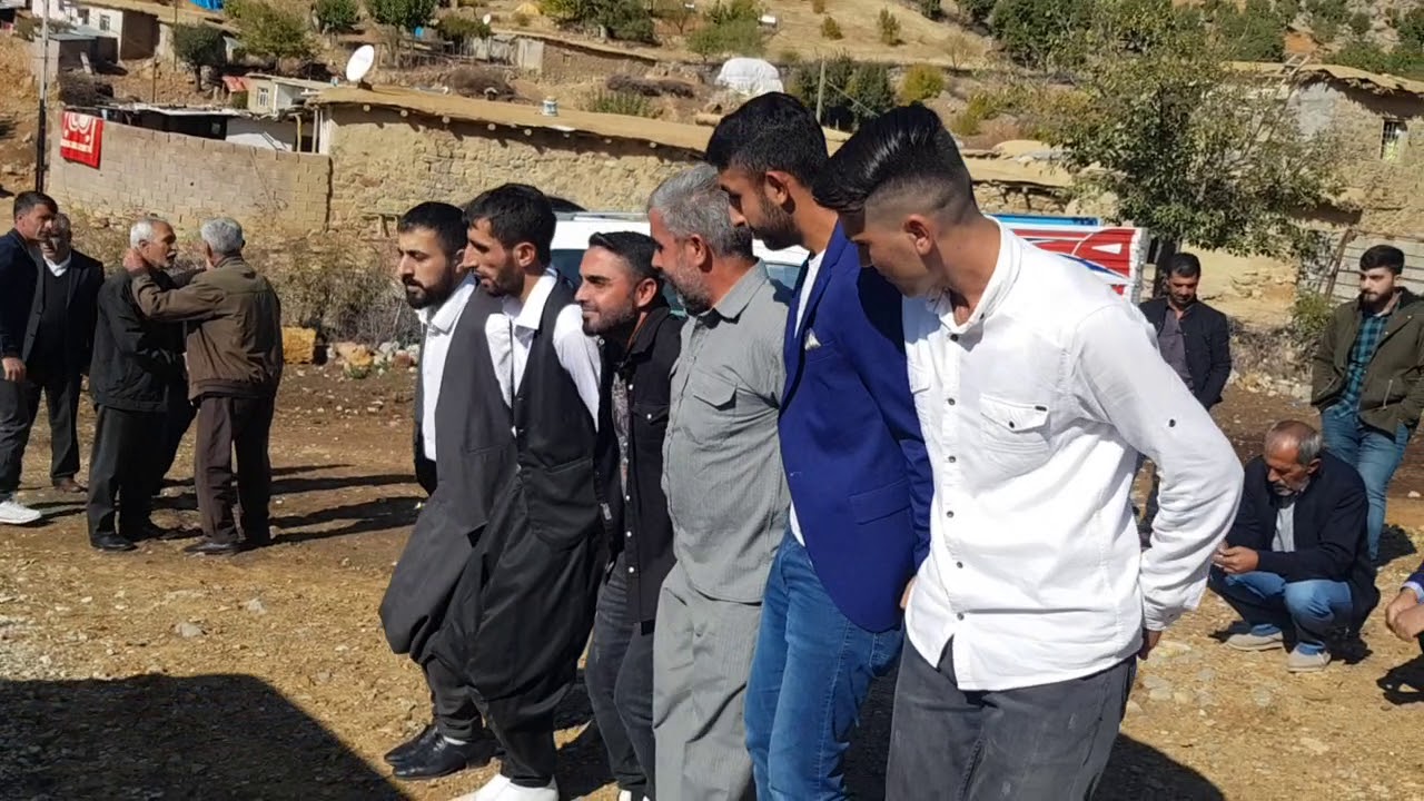 Hazro gençleri cok dehset diyarbakir halayi oynuyor hazrolubageremin caliyor hazro gomaseyhsap köyü