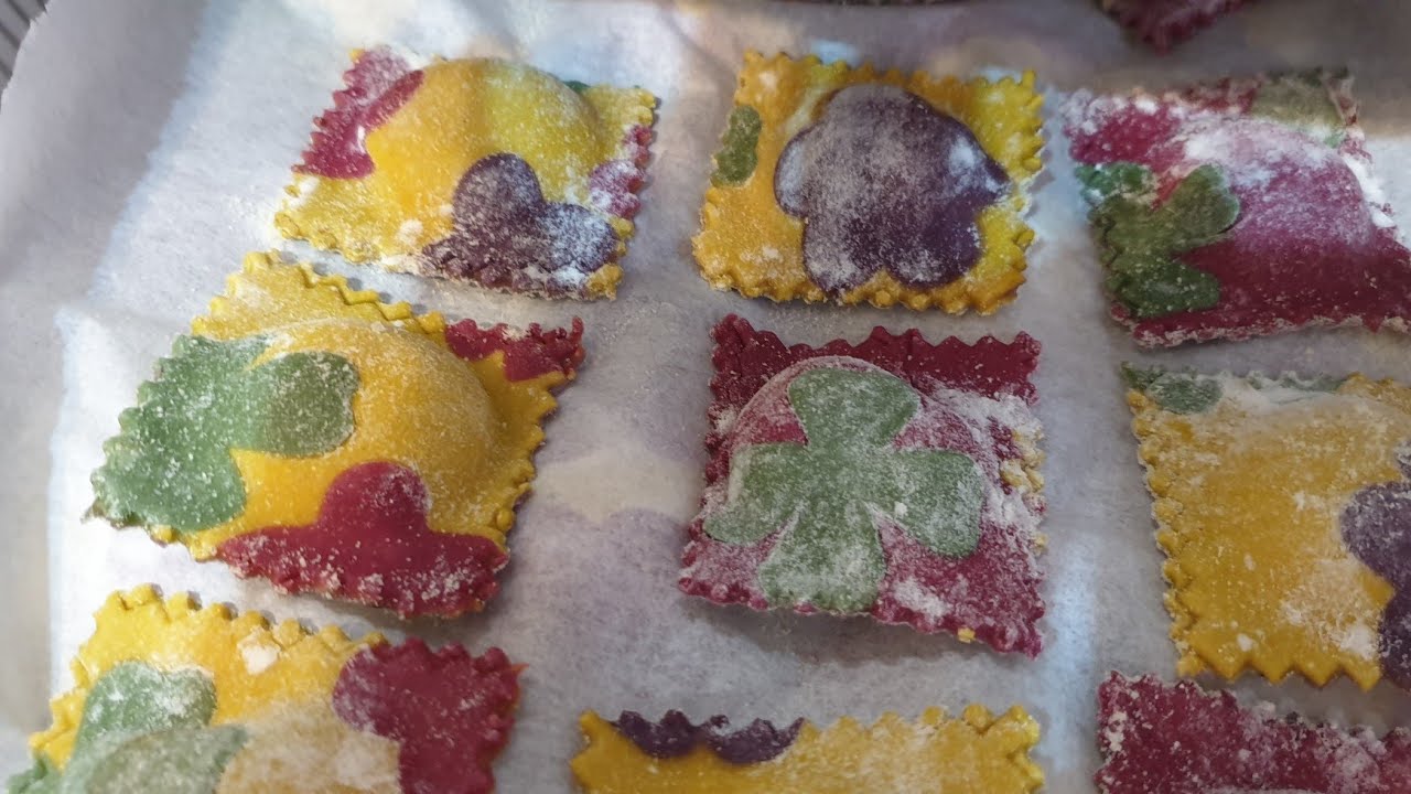Come realizzare la pasta colorata ripiena - Ravioli con fiori e foglie