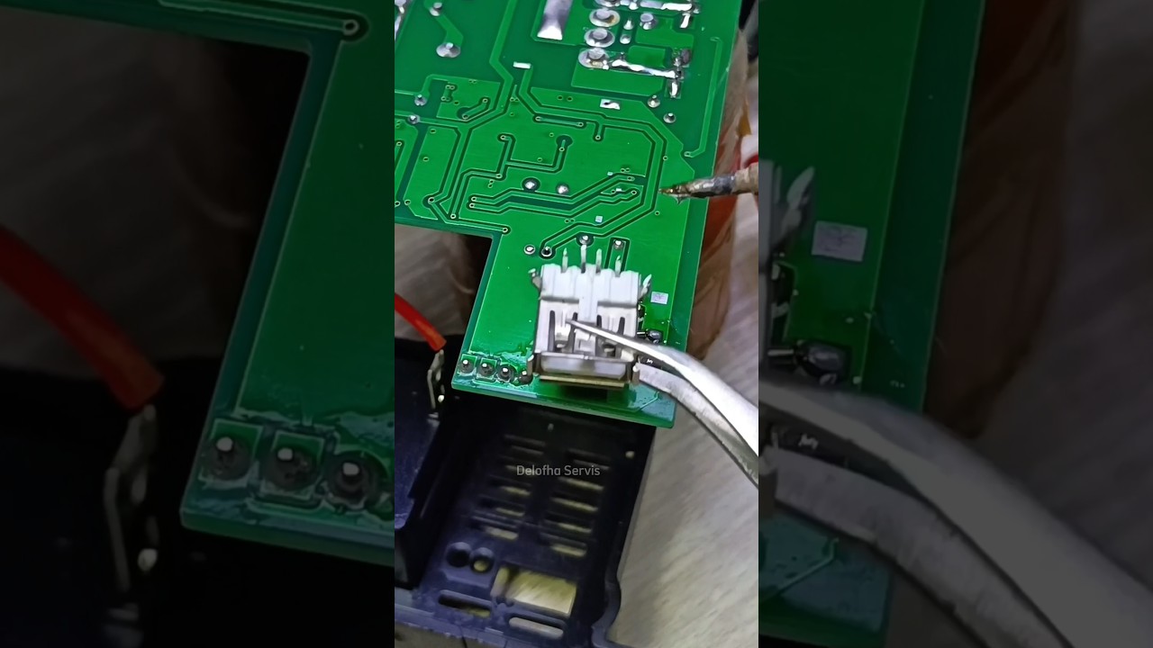 How to remove a USB socket without a desoldering pump #desoldering #tips #trick #creative #ideas
