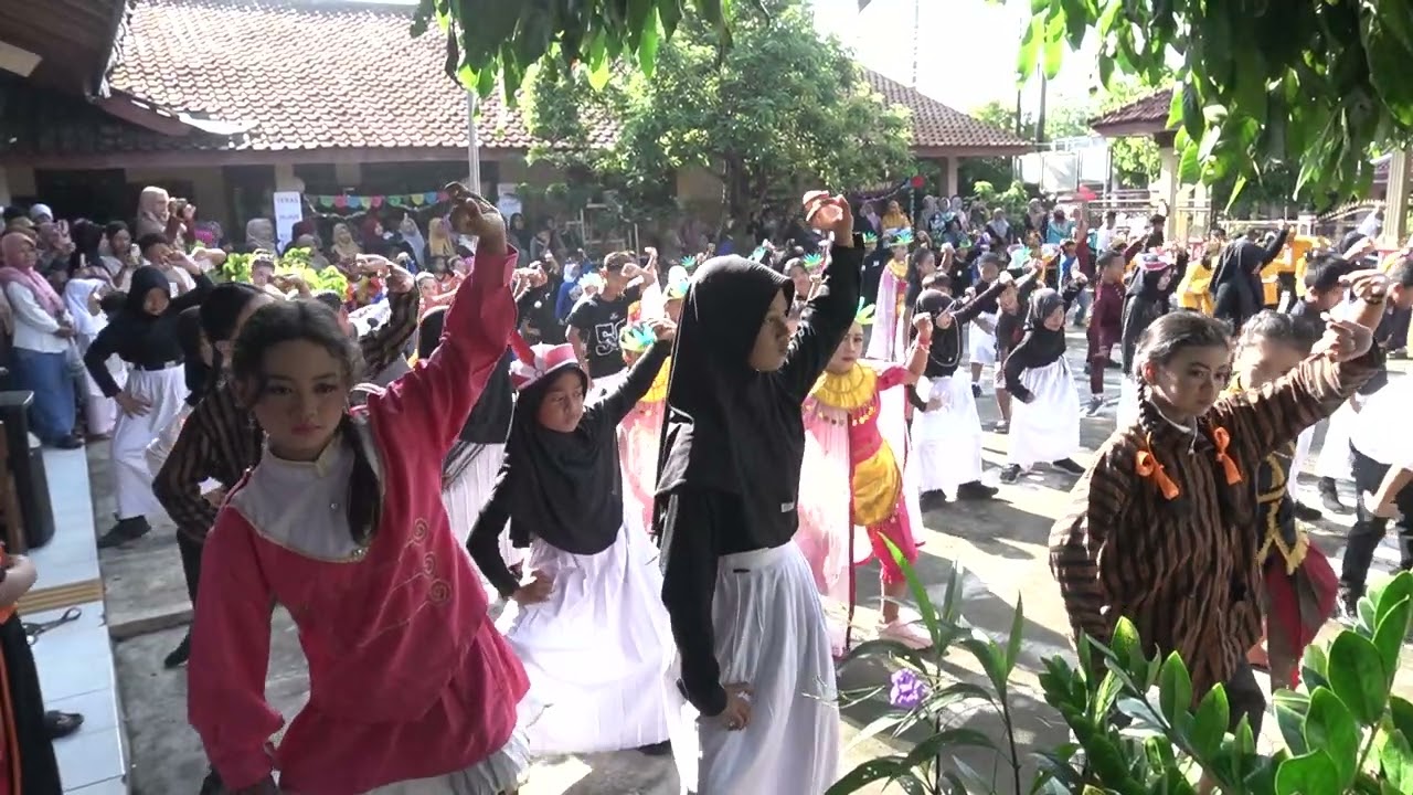 Tari Rampak dalam rangka HUT SD Negeri 1 Mlopoharjo ke-64