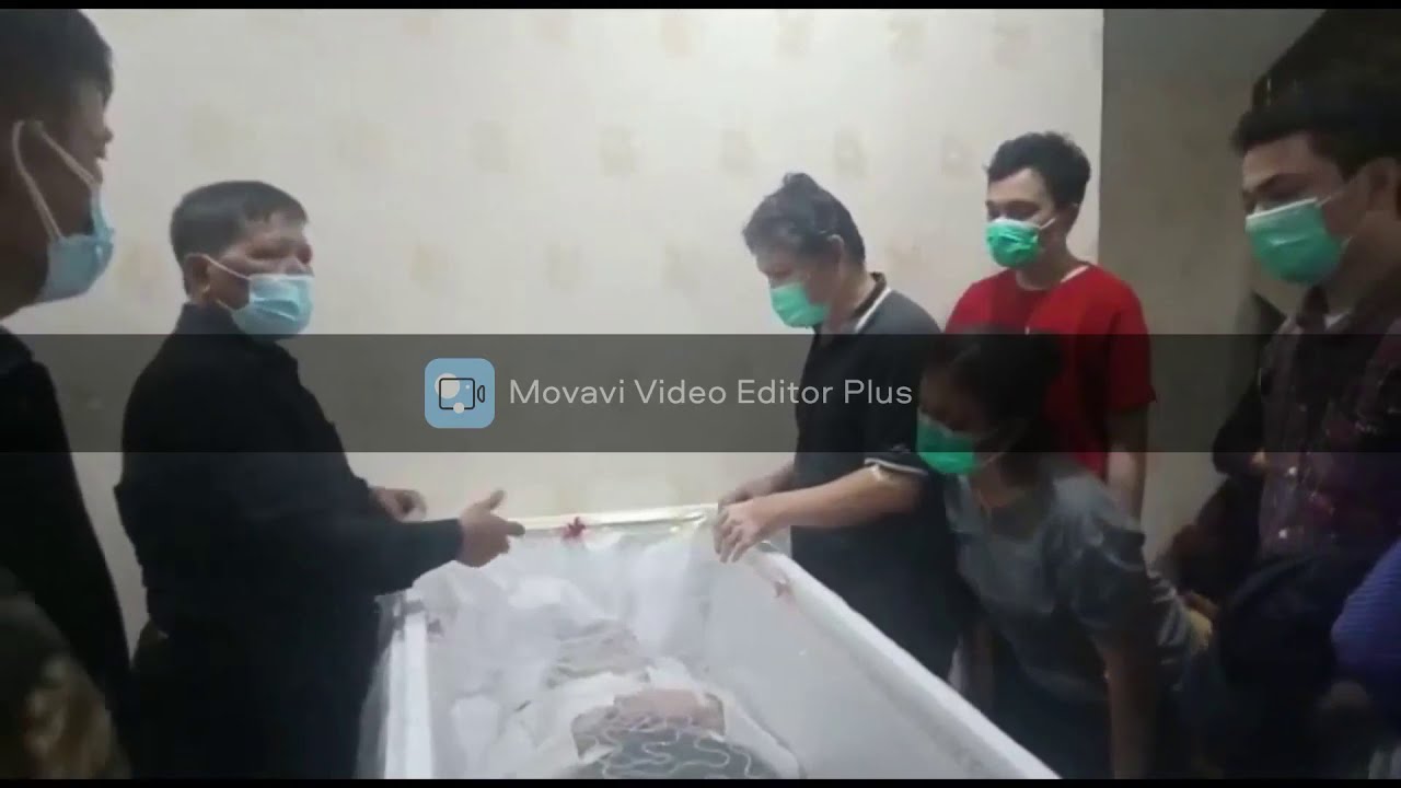 Proses Pengangkatan tubuh MELISHA SIDABUTAR ke dalam Peti.....