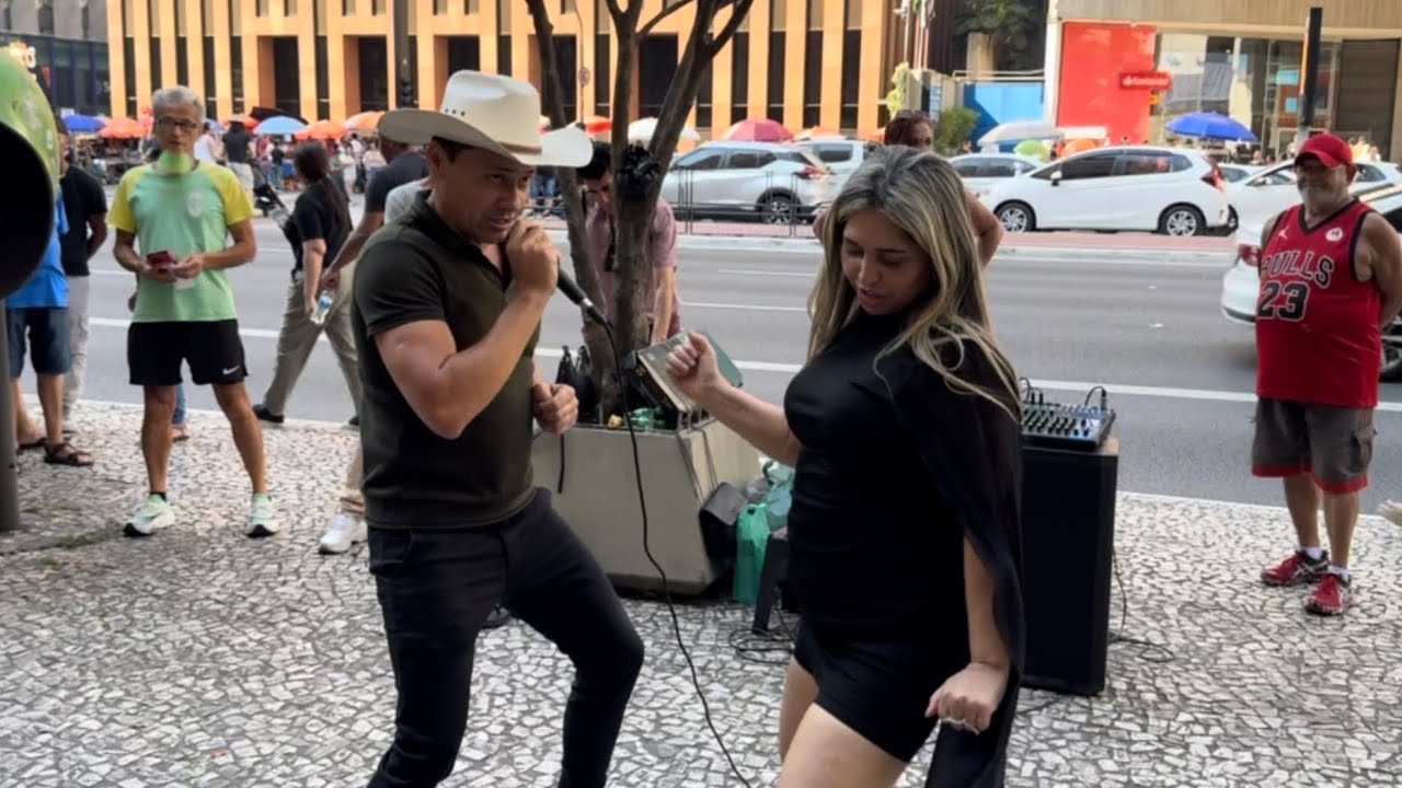 OLHA O QUE ESSA LOIRINHA VAI FAZER O CANTOR ANDRÉ LUIZ CHAMOU ELA PRA DANÇAR 