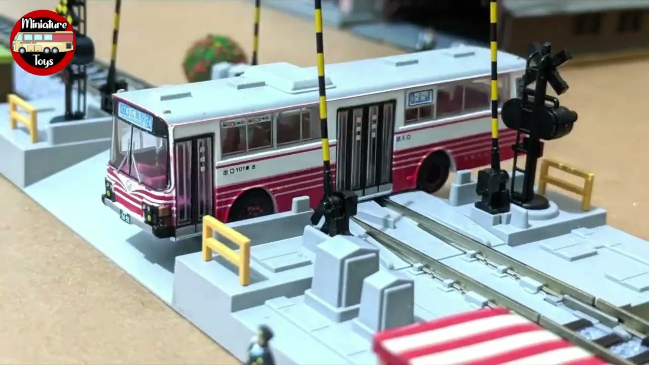 Suasana Pasar dan Palang Pintu Perlintasan Kereta Api - Stopmotion