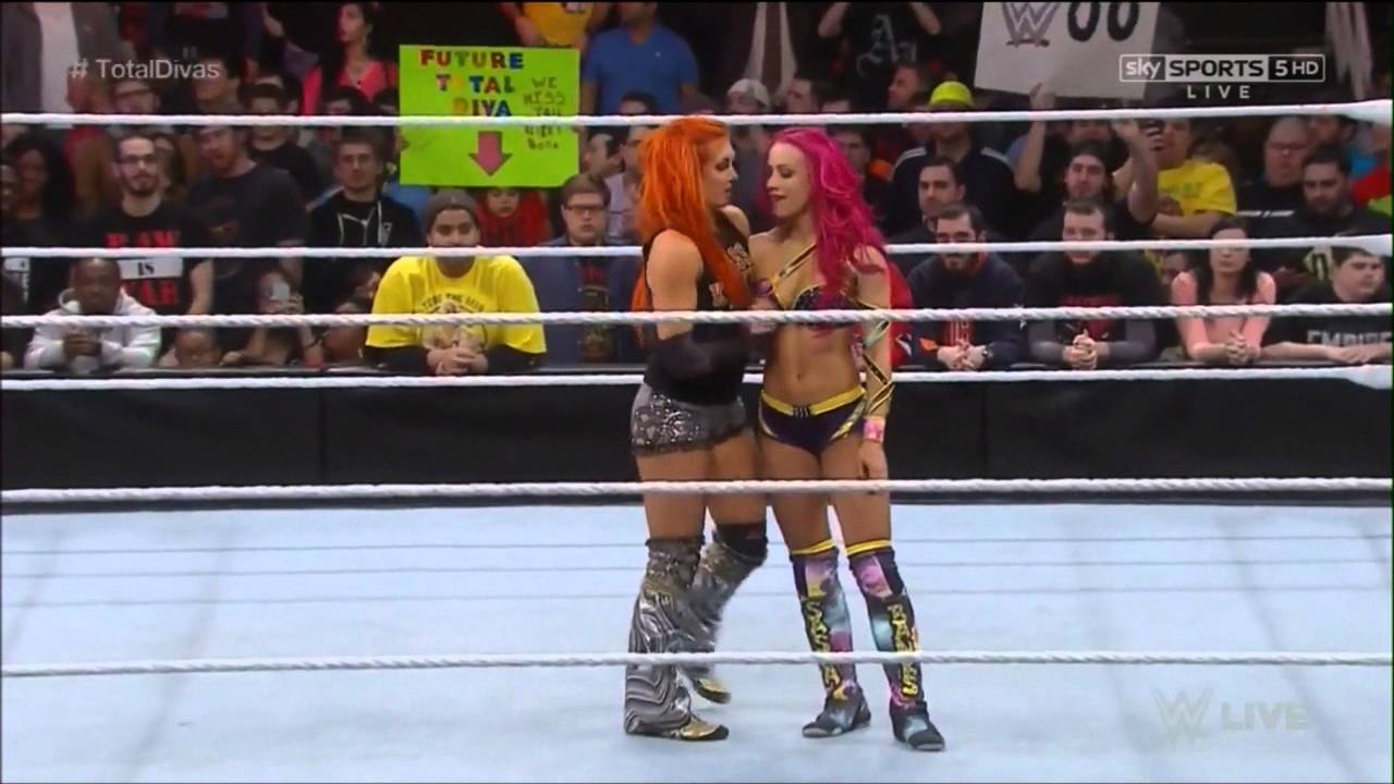 WWE RAW: Naomi vs Sasha Banks
