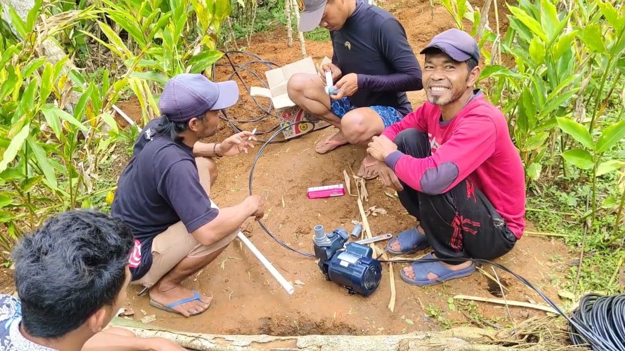 SEMUA KAGET! VIRAL AKSI BAH SHOLEH SAAT PASANG AIR MESJID DI PEDESAAN JAWA BARAT