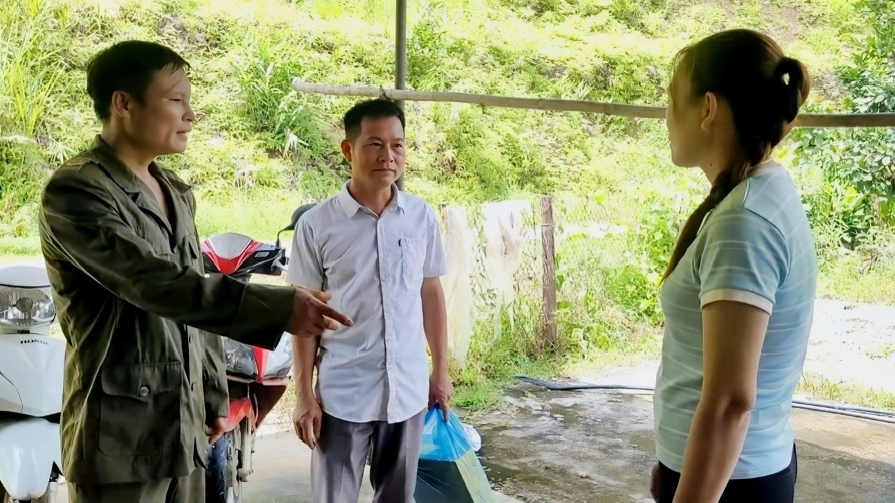 Mr. Huong suddenly remembered the person who had saved him and went to their house
