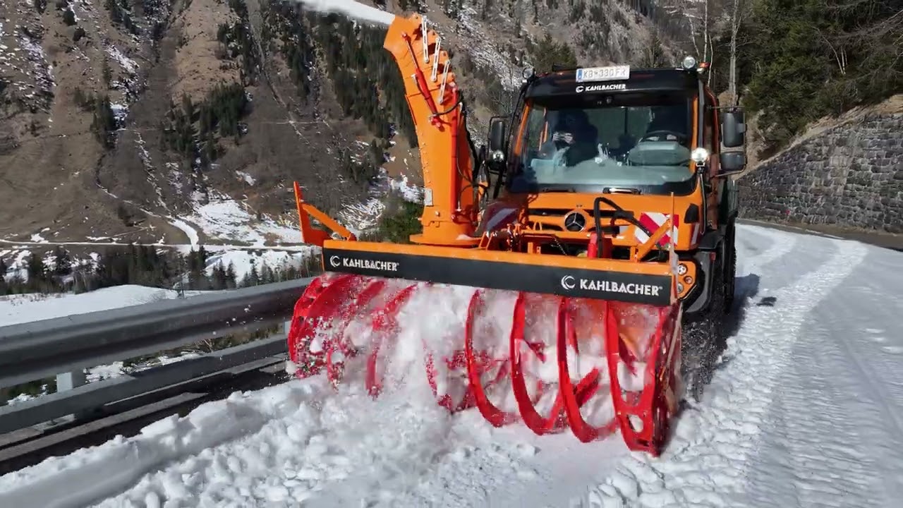 Kahlbacher KFS 950/2600 mit Teleskopkamin, Seitenverschub und Ausweichleiste am UNIMOG 535
