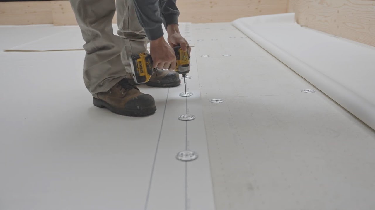 Comment fixer mécaniquement les membranes de PVC sur la surface courante d'une toiture ?