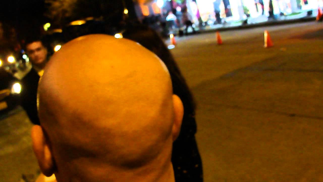 modern family star Ariel Winter stops to sign autographs for fans on emmy night.mp4