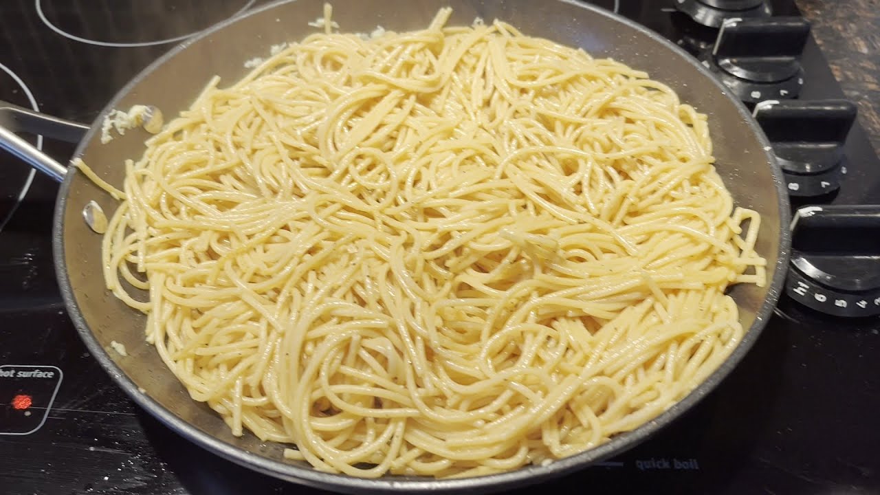 Рецепт спагетти из цельной пшеницы с чесноком и оливковым маслом 🍝🧄