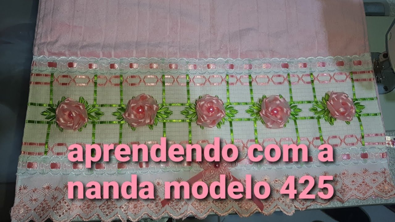 Toalha bordada com vagonite e flor de cetim para o dia das mães modelo 425 @atelierdananda