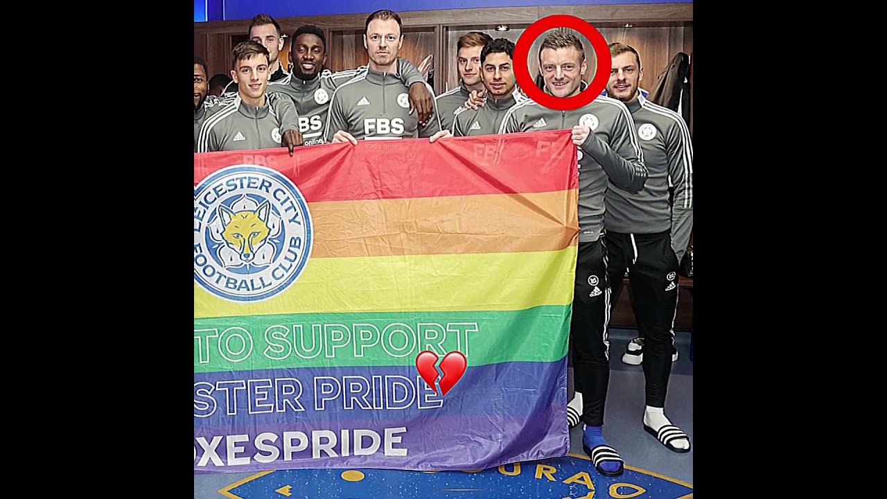 Jamie Vardy kicking lgbt corner flag 