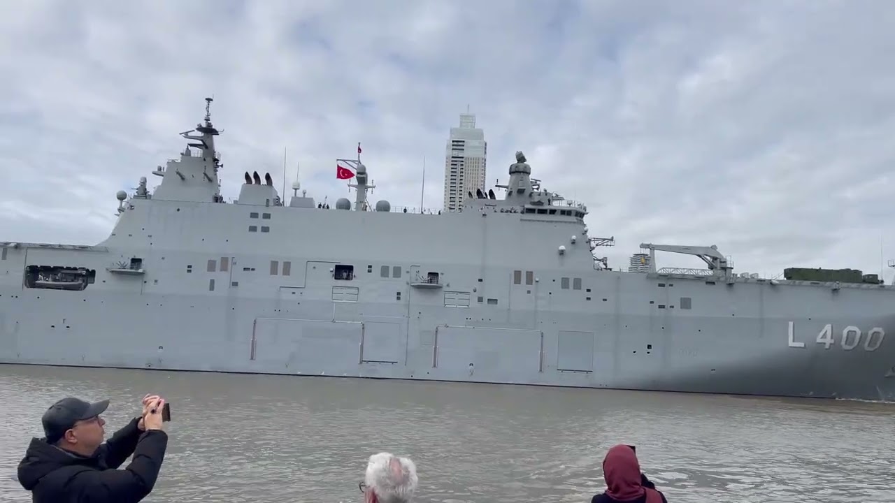 Türk donanma gemileri Rotterdam limanından ayrılırken  (Tıklamadan önce maşAllah deyin)