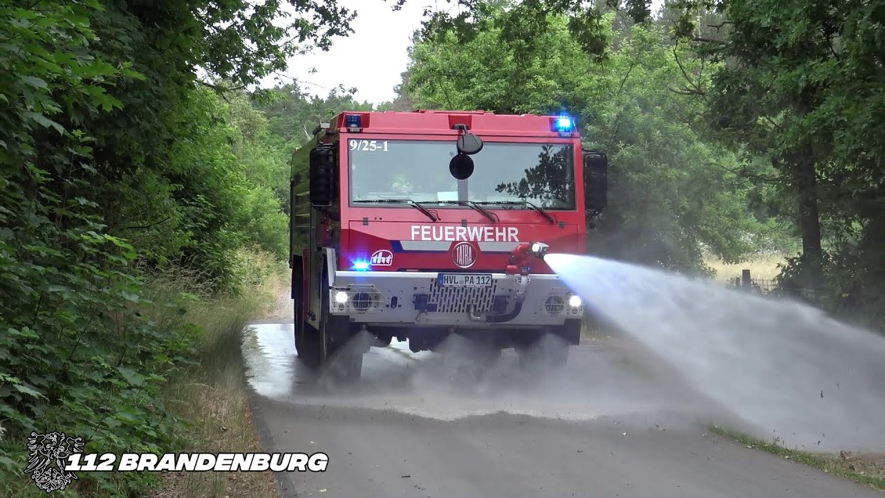 (Wasserabgabe über Werfer) Tanklöschfahrzeug auf Tatra 815-7 der Freiwilligen Feuerwehr Pausin