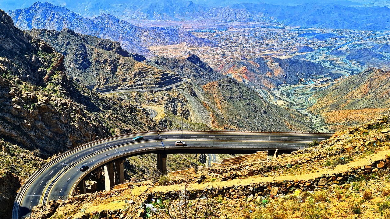 ROAD DRIVE ON THE 25 KM ZIG-ZAG ROAD OF AL HADA, SAUDI ARABIA - Hiking, Adventures & Nature