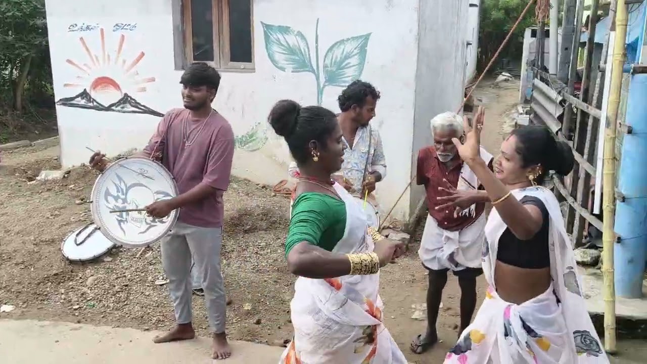 சாவுக்கு அருமையான டான்ஸ் தெள்ளார்கிராமத்தில் இன்று இறந்துவிட்டார் னமுனியம்மாஅவர்கள் ஆழ்ந்தஇரங்கத்தை 