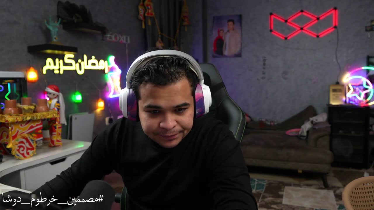 عمرو بيسخن للاسف وبيتكلم عن مسابقة المصممين