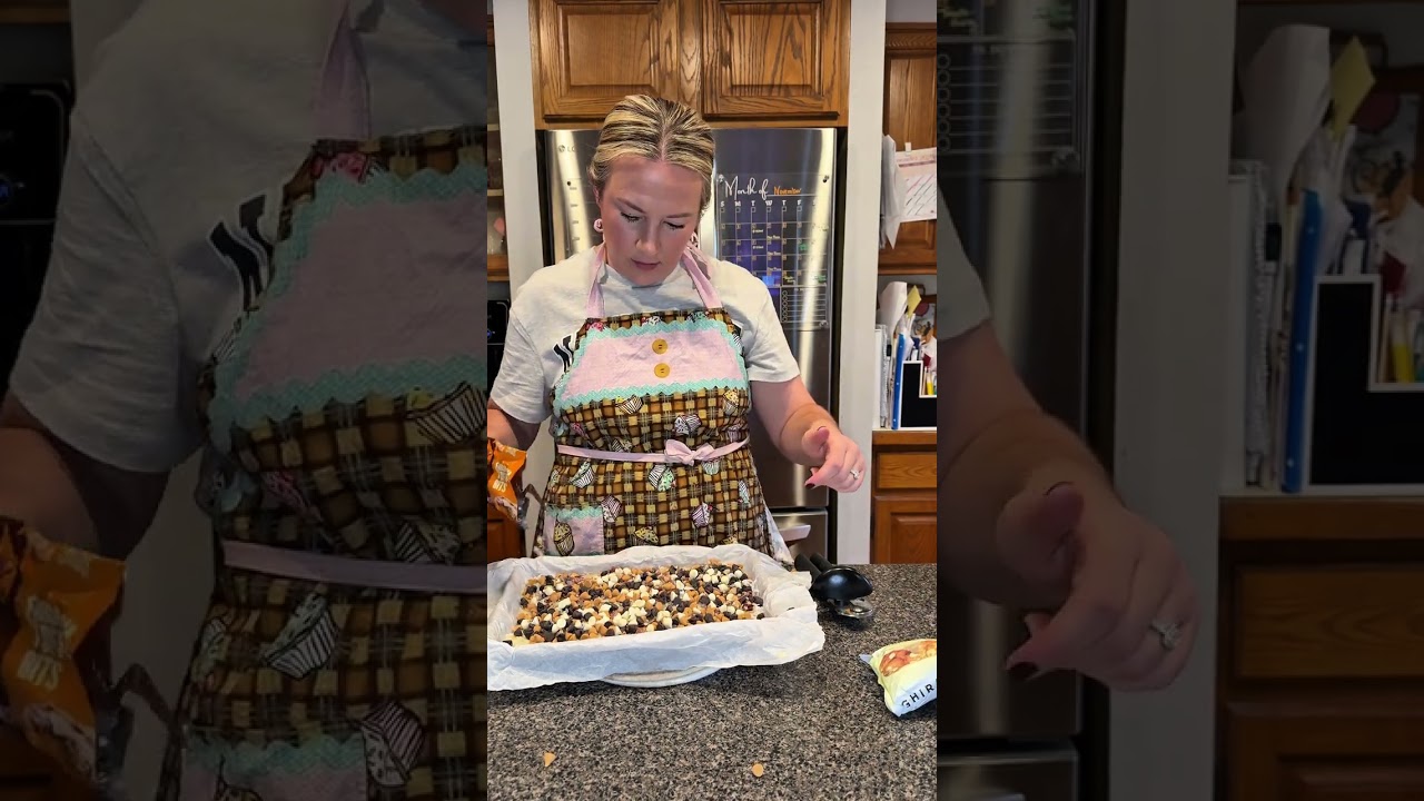 ✨ Christmas Cookies & CHAOS: Hello Dolly Bars #holidaybaking #christmascookies #easyrecipes