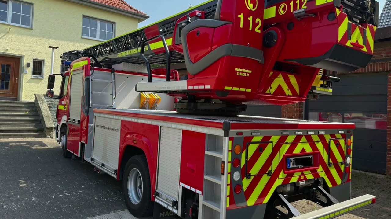 Feuerwehr Drehleiter - Rauchgas und Säurenebel